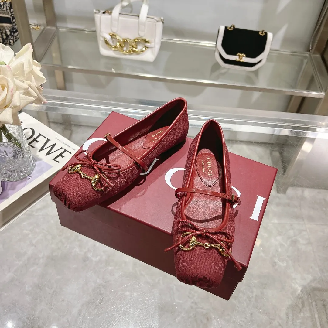 👟👟Ex-factory price 560👟👟 Gucci Horsebit series women's ballet flats. This iconic horsebit ballet flats features a square toe design and elegant bow details, paying tribute to the traditional ballet shoe style. This piece is crafted from Gucci ankh leather and embellished with a light gold-tone horsebit buckle. A 'sacchetto' construction with a soft, padded insole provides a great fit. ✅Size: 35-42 (customized for 40-42) ✅Sole material: Imported Italian genuine leather sole ✅Packaging: Brand new red box packaging